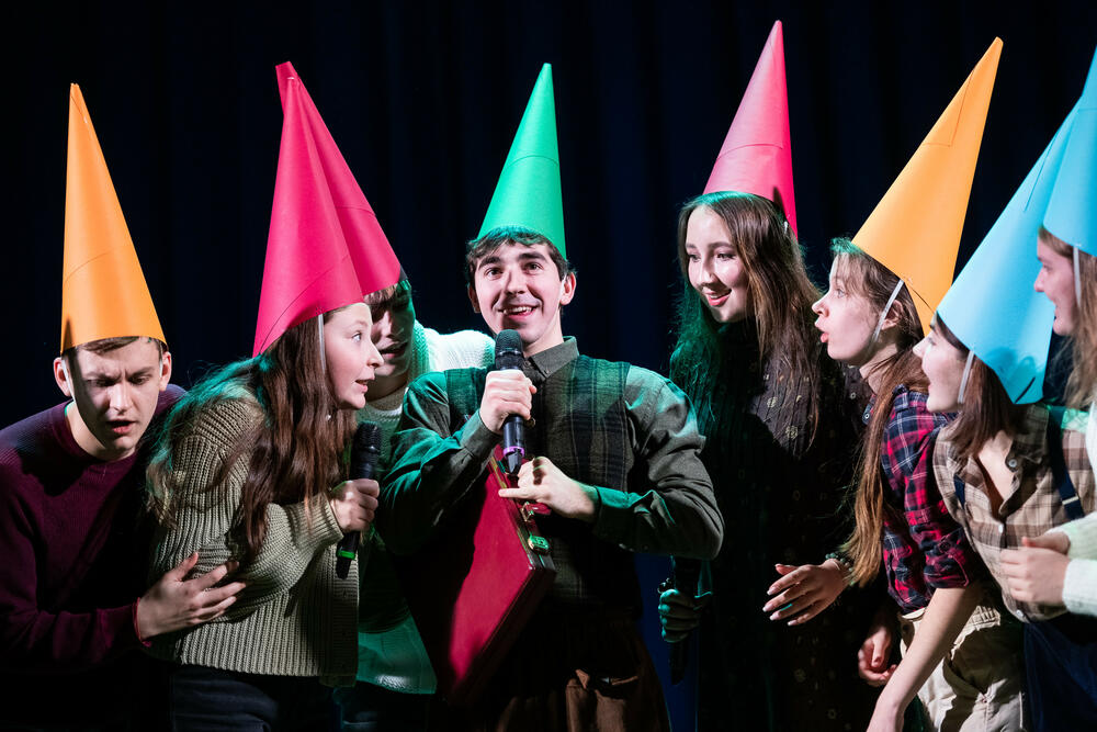 На изображении сцена из спектакля участников Театрального пространства МИСИС