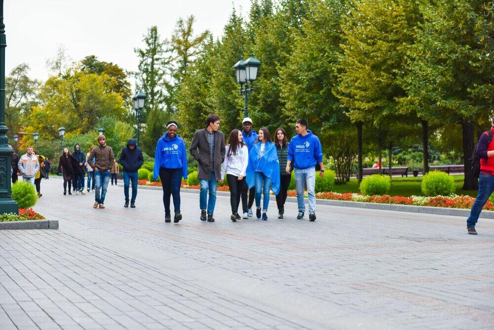 На фотографии выпускники Университета МИСИС гуляют по парку