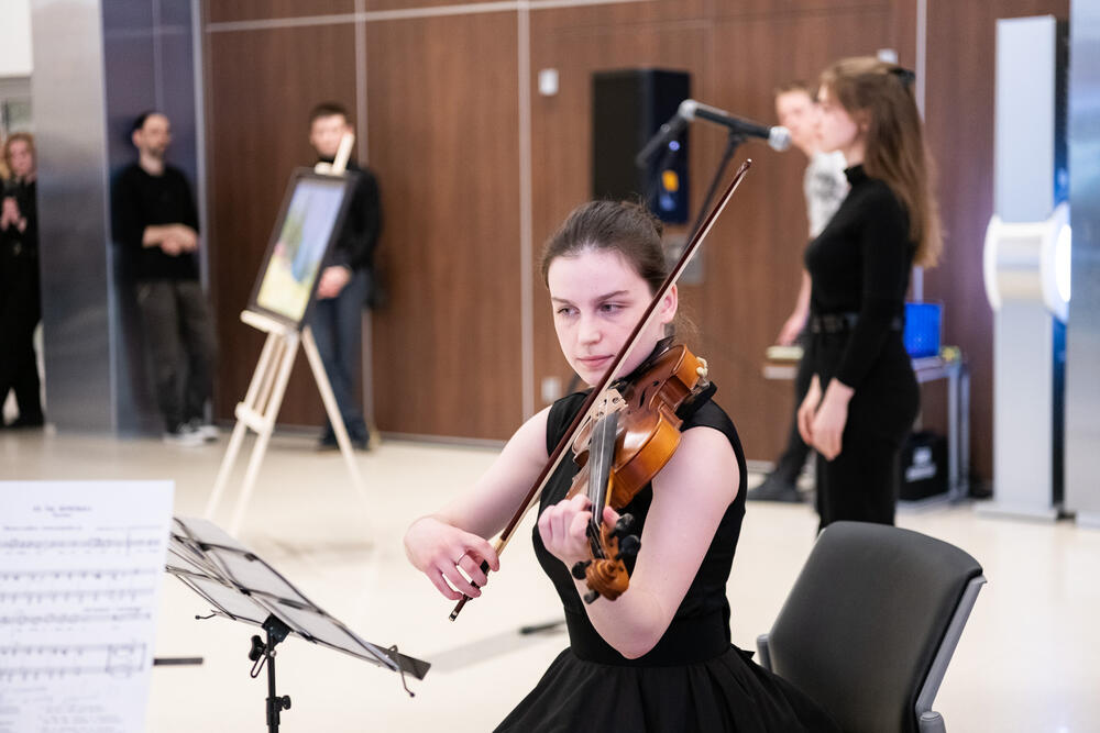 На изображении выступлении участника музыкальной судии