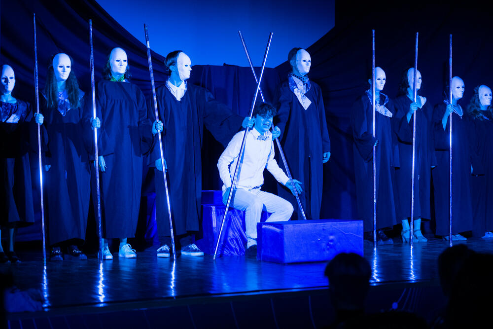 На изображении сцена из спектакля участников Театрального пространства МИСИС