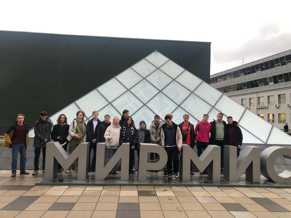 На изображении представлены участники профориентационной экскурсии для учащихся 9-11 классов