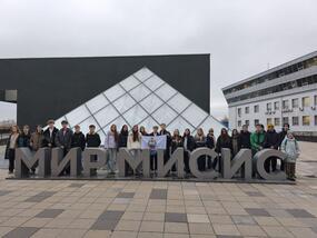 На изображении представлены участники профориентационной экскурсии для учащихся 9-11 классов