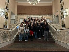 На изображении представлены участники профориентационной экскурсии для учащихся 9-11 классов