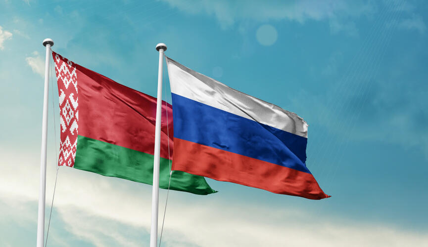 Флаги Белоруссии и России. Источник: Shutterstock