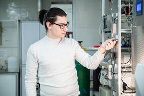 Сотрудник лаборатории нанохимии и экологии НИТУ МИСИС Кирилл Береснев.