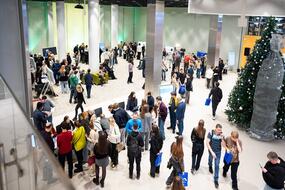 Вид сверху: гости Дня открытых дверей в холле Б-корпуса НИТУ МИСИС