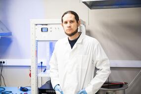 Константин Купцов в лаборатории