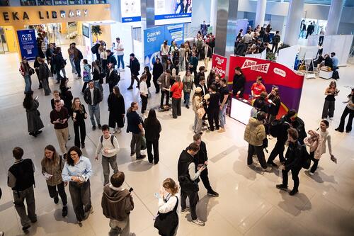 Студенты на весенней Ярмарке вакансий