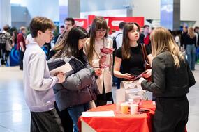 Студенты на весенней Ярмарке вакансий