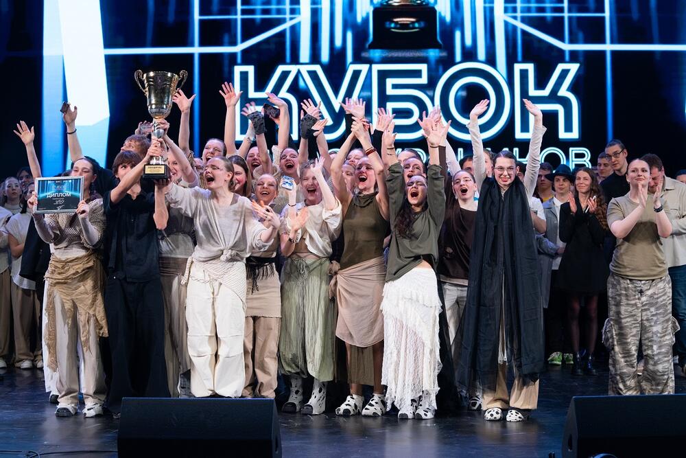 Команда Института базового образования с кубком первокурсника