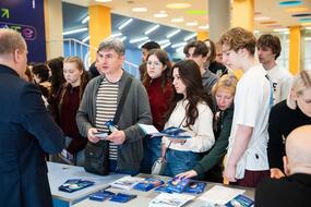 Абитуриенты и их родители около стенда на Дне открытых дверей