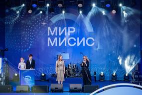 Ректор МИСИС Алевтина Черникова и заместитель министра науки и высшего образования Ольга Петрова поздравляю выпускников 2026
